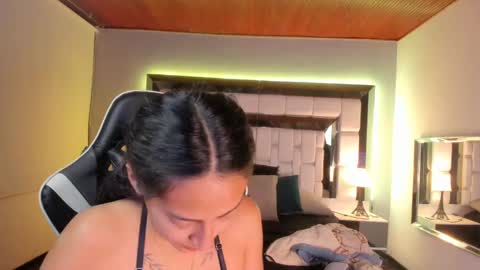 Snapshot of violetskinny chatting on December 23, 2024, 12:57 am violetskinny online show from December 23, 2024, 12:57 am