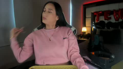 Snapshot of violetskinny chatting on February 19, 2025, 7:16 pm violetskinny online show from February 19, 2025, 7:16 pm