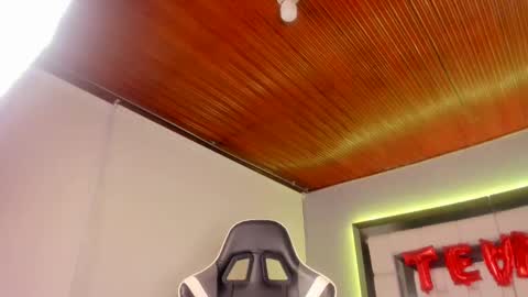 Snapshot of violetskinny chatting on February 23, 2025, 11:36 pm violetskinny online show from February 23, 2025, 11:36 pm