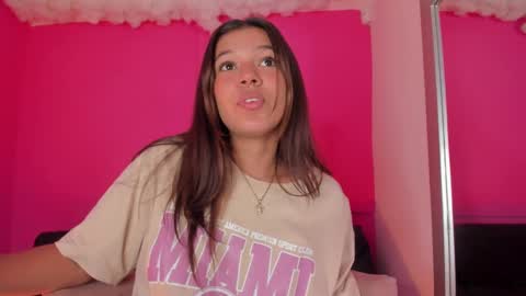 Snapshot of violett_24_ chatting on March 7, 2025, 6:33 pm violett_24_ online show from March 7, 2025, 6:33 pm