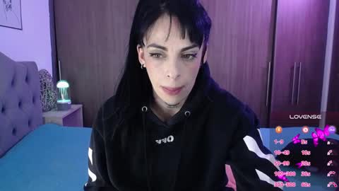 violett  Independent model online show from February 11, 2026, 6:51 am