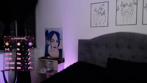 violett  Independent model online show from May 5, 2026, 2:30 am