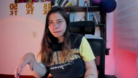 Snapshot of violett_red chatting on June 8, 2026, 2:56 am Violeta online show from June 8, 2026, 2:56 am