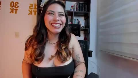 Snapshot of violett_red chatting on June 15, 2026, 10:56 pm Violeta online show from June 15, 2026, 10:56 pm