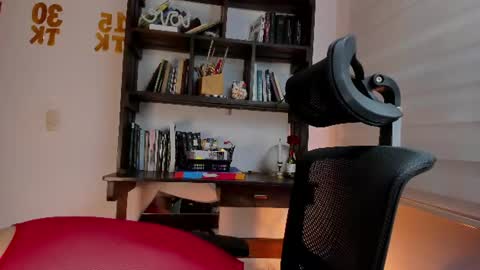Snapshot of violett_red chatting on June 18, 2026, 4:02 am Violeta online show from June 18, 2026, 4:02 am