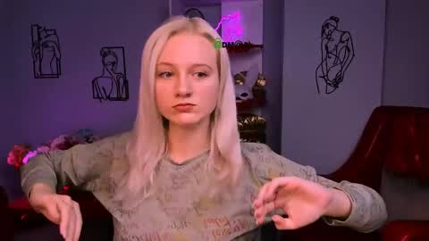 violett_shy online show from March 6, 2025, 9:36 am
