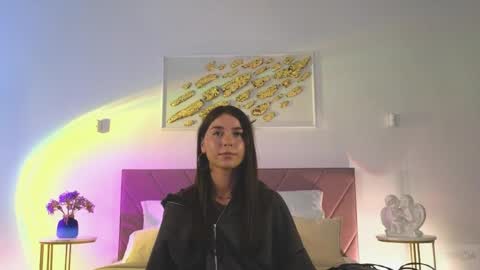 Snapshot of violetta_finch chatting on June 10, 2026, 2:05 pm violetta_finch online show from June 10, 2026, 2:05 pm