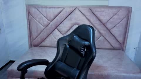 Violetta  online show from April 17, 2026, 4:04 am