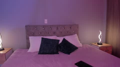 violetta independent model online show from December 6, 2024, 6:04 am