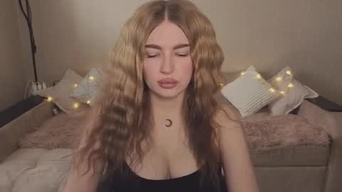 Snapshot of violettaotis chatting on September 18, 2025, 12:18 pm ViolettaOtis online show from September 18, 2025, 12:18 pm