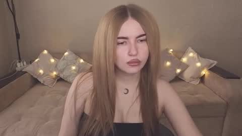 Snapshot of violettaotis chatting on October 19, 2025, 9:32 am ViolettaOtis online show from October 19, 2025, 9:32 am