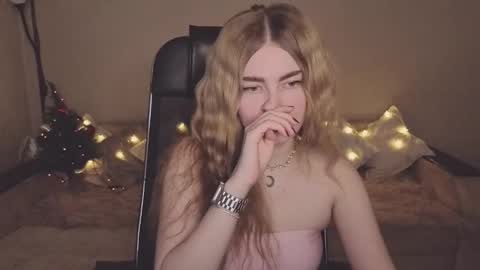 Snapshot of violettaotis chatting on December 19, 2025, 12:23 pm ViolettaOtis online show from December 19, 2025, 12:23 pm