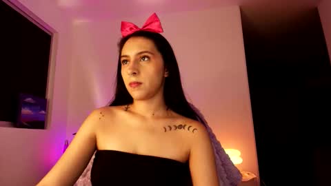 Snapshot of violettastars chatting on October 14, 2025, 4:57 am Violetta....Follow me in Twitter... online show from October 14, 2025, 4:57 am