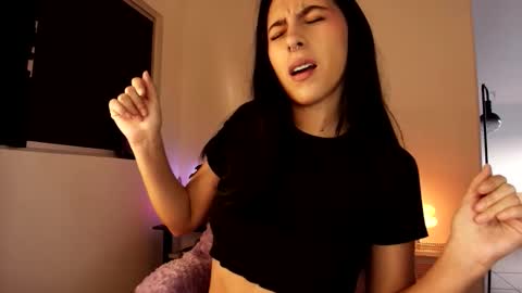 Snapshot of violettastars chatting on October 19, 2025, 10:49 am Violetta....Follow me in Twitter... online show from October 19, 2025, 10:49 am