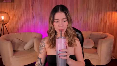 Violett  online show from September 21, 2025, 5:03 pm