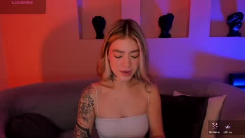 Snapshot of violetthansson chatting on May 5, 2026, 9:06 am Violett online show from May 5, 2026, 9:06 am