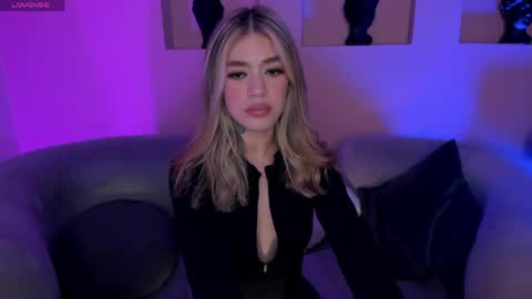 Snapshot of violetthansson chatting on May 6, 2026, 10:09 am Violett online show from May 6, 2026, 10:09 am