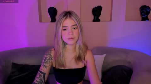Snapshot of violetthansson chatting on May 7, 2026, 9:25 am Violett online show from May 7, 2026, 9:25 am