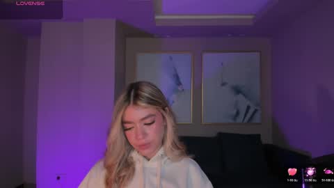 Snapshot of violetthansson chatting on May 19, 2026, 9:04 am Violett online show from May 19, 2026, 9:04 am