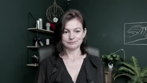Snapshot of vivian_dream chatting on June 3, 2026, 5:43 am Vivian online show from June 3, 2026, 5:43 am