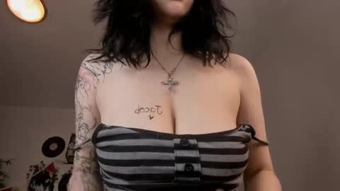 Snapshot of vivian_qwerty chatting on January 18, 2025, 7:17 am vivian_qwerty online show from January 18, 2025, 7:17 am