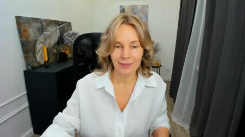 Snapshot of vivianlirei chatting on May 3, 2026, 4:40 am Sinti online show from May 3, 2026, 4:40 am