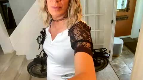 Vivlove online show from June 13, 2026, 6:17 pm