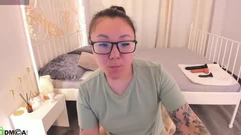 Vivien online show from May 1, 2026, 12:15 am