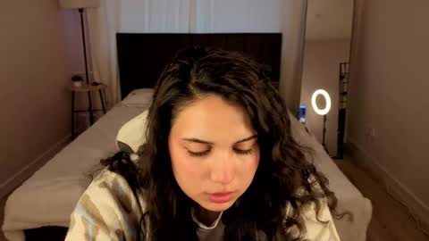 Snapshot of vivien_ross chatting on May 21, 2026, 1:23 am vivien_ross online show from May 21, 2026, 1:23 am