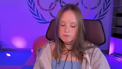 Vivien online show from December 9, 2024, 7:07 pm