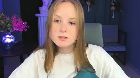 Vivien online show from December 18, 2024, 4:28 pm