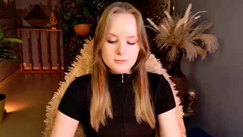 Vivien online show from May 15, 2026, 5:47 am