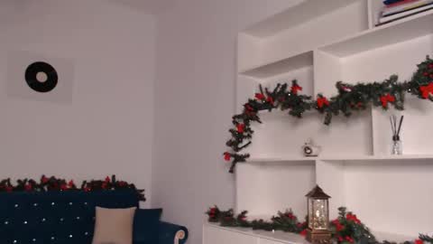 Vivienne online show from December 4, 2024, 6:39 pm