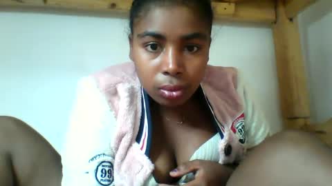 Snapshot of vivienneh chatting on July 17, 2026, 8:46 pm Vivienneh online show from July 17, 2026, 8:46 pm