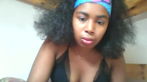 Snapshot of vivienneh chatting on July 18, 2026, 8:51 am Vivienneh online show from July 18, 2026, 8:51 am