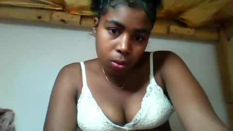 Snapshot of vivienneh chatting on July 21, 2026, 4:31 pm Vivienneh online show from July 21, 2026, 4:31 pm
