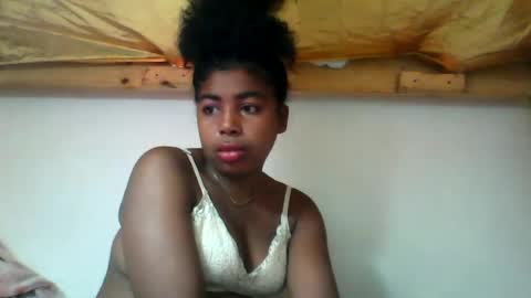 Snapshot of vivienneh chatting on July 22, 2026, 5:43 am Vivienneh online show from July 22, 2026, 5:43 am