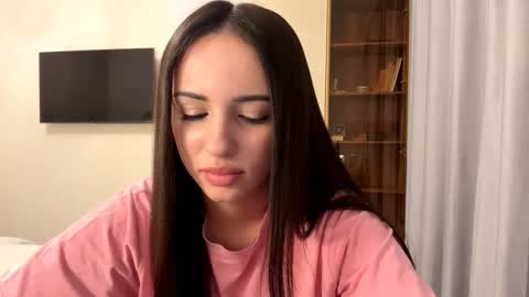 Miss Mia online show from March 16, 2026, 2:32 pm