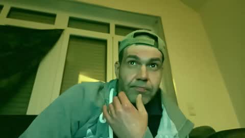 voyeuredeluxe online show from March 20, 2026, 11:53 pm