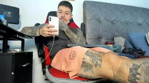 vyxen_ online show from April 14, 2026, 8:37 pm