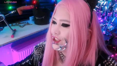 Laura  online show from February 8, 2025, 5:29 am