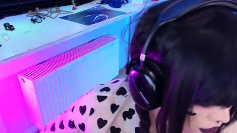 Laura  online show from March 5, 2025, 5:07 am