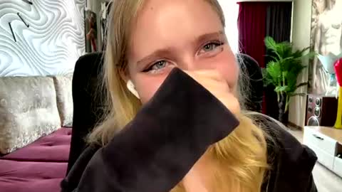 Anny online show from June 11, 2026, 12:25 pm