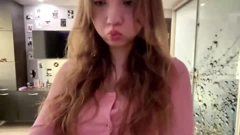Snapshot of willenasow chatting on April 16, 2026, 3:35 pm Olivia online show from April 16, 2026, 3:35 pm