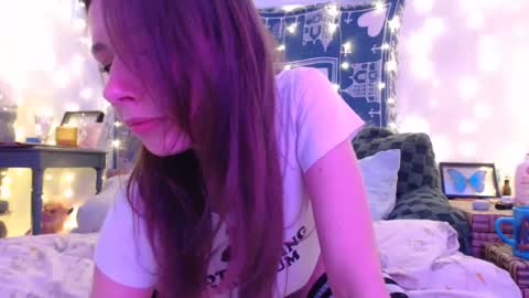 Snapshot of wingardiumleveveosa chatting on December 6, 2024, 12:23 am Eevie online show from December 6, 2024, 12:23 am