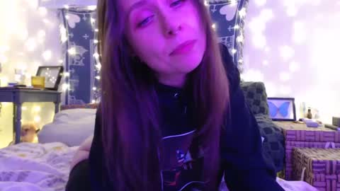 Snapshot of wingardiumleveveosa chatting on December 7, 2024, 4:42 am Eevie online show from December 7, 2024, 4:42 am