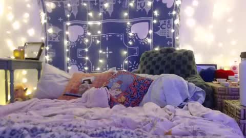 Snapshot of wingardiumleveveosa chatting on January 3, 2025, 4:33 am Eevie online show from January 3, 2025, 4:33 am