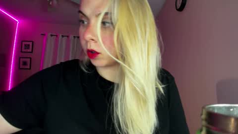 Snapshot of winter_miracle chatting on October 26, 2025, 2:28 am Winter Miracle online show from October 26, 2025, 2:28 am