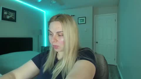 Snapshot of winter_miracle chatting on November 10, 2025, 5:12 pm Winter Miracle online show from November 10, 2025, 5:12 pm