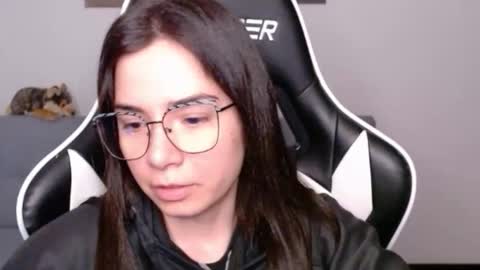 Snapshot of wolfs_daughter chatting on April 19, 2026, 2:11 am Alex online show from April 19, 2026, 2:11 am